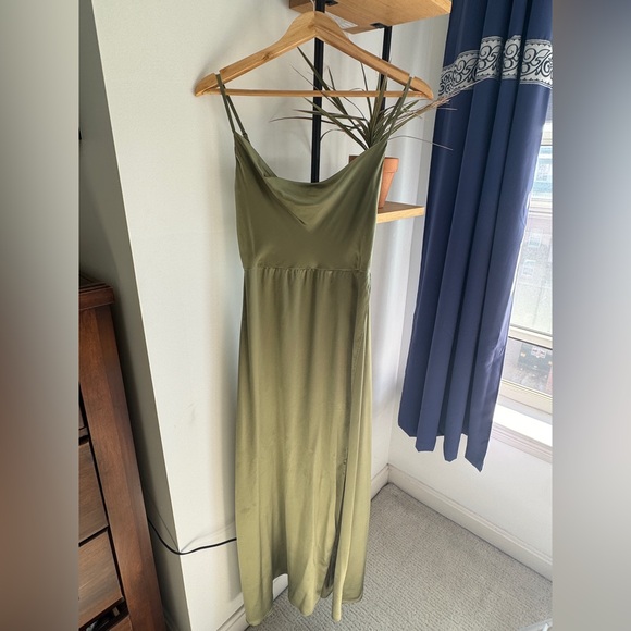 Reformation Devora dress in color artichoke. Perfect bridesmaid dress - Picture 5 of 7